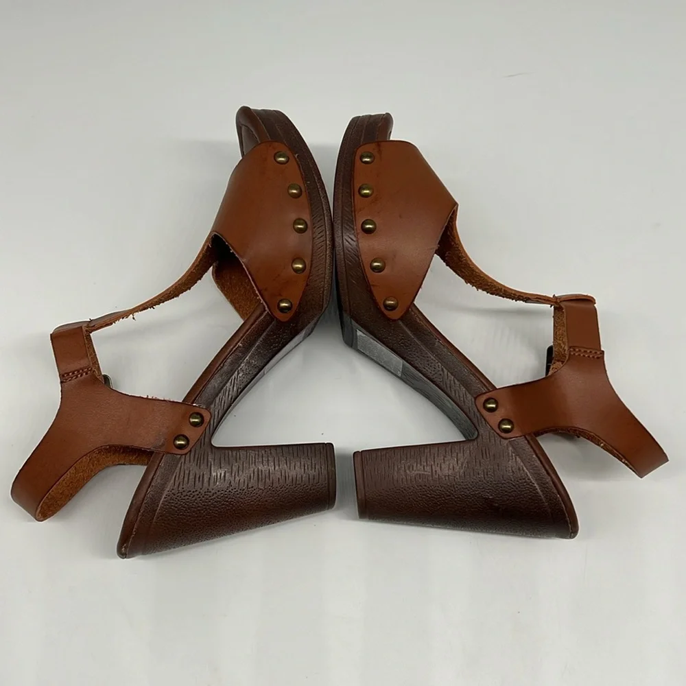 Sugar Quele Brown Vegan Leather Brass Studded Block Faux Wood Heeled Sandals 6.5